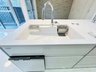 グランドビスタ生駒 ホワイトを基調にしたキッチンはシンク回りも白系の色で統一。 食洗機に洗い物を任せてしまえば手にも優しいですね♪