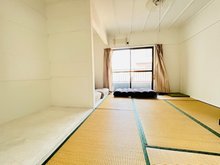 奈良市三条町戸建 3階6帖和室です。 板の間に収納家具やインテリアを置けば下の畳を傷めません♪