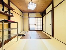 奈良市三条町戸建 2階・3階の各居室は6帖以上となっています。 ベランダが2階・3階の東西についていますのでお掃除の際などに居室とドアを開放すると空気の入替もスムーズです♪