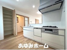 金田町５（大日駅） 2780万円 【キッチン写真】 パントリーがありスッキリ収納できます♪ガスコンロには温度センサー付き、片面焼きグリルも搭載しています♪