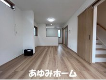 金田町５（大日駅） 2780万円 【リビング写真】 内装ドアや仕上げ材は、堂々とした木目が存在感の有る空間を演出いたします♪