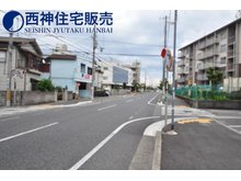 北本荘６（別府駅） 730万円 前面道路は約12メートルございます。現地（2023年7月）撮影