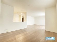 東大阪市大蓮南１丁目　【一戸建て】 リビング床材のデザインはシンプルなデザインを採用しておりますので、家電や家具などの色味が合わせやすくなっておりますので非常に便利ですね♪ ご家族でのインテリアをお楽しみ頂けます♪