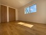 六条西３ 3180万円 現地写真（寝室） 木目の美しさを際立たせるシンプルデザインの建具を使用しています。