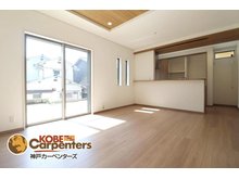 小束山本町２ 4380万円 LDK 15帖 南に配置された大きな窓から明るい光が注がれる陽当たり良好のLDKです。 キッチン横に洗面を設けた奥様に優しい家事動線です。