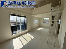 舞子坂２ 3495万円 リビングは2階にございます。広さは約19.62ございます。キッチン上にはロフトがございます。現地（2024年3月8日）撮影