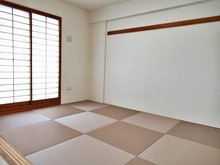 アルス八尾本町 ◆６帖の和室になっております。 琉球畳がお洒落な感じですね。