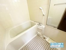 朝日プラザキャストラン東大阪 浴室は爽やかなホワイトをベースとした清潔感のあるデザインとなっております♪ 浴槽もゆったり腰掛けて頂けるタイプになりますので、家事でお忙しい奥様やお仕事で疲れたご主人様など体を癒して頂けます♪