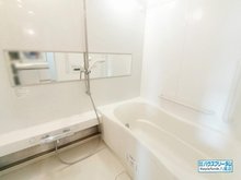 ディナスティ東大阪アテンシアシティ 浴室は爽やかなホワイトをベースとした清潔感のあるデザインとなっております♪ 浴槽もゆったり腰掛けて頂けるタイプになりますので、家事でお忙しい奥様やお仕事で疲れたご主人様など体を癒して頂けます♪