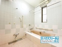 緑ヶ丘３（近鉄八尾駅） 6780万円 1日の疲れをゆっくりと癒していただける浴室です。優しいピンクのアクセントパネルが採用されています♪お気に入りの入浴剤を使用すればさらにリラックスした空間になりそうです♪