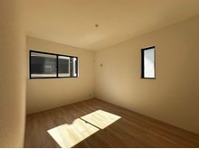 LIGNAGE　奈良市南京終町　第２２－１期　全２邸　【一戸建て】 現地写真（寝室）　 大壁仕様の新和室。くつろぎの空間です。