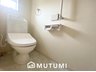礒野町（高田市駅） 2180万円・2680万円 現地写真（トイレ） 汚れてもサッとひと拭きでお手入れ簡単、エコ仕様の温水洗浄便座付きのトイレです。 バリアフリーにも配慮しています。