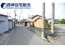 東神吉町西井ノ口（宝殿駅） 985万円 前面道路は南西側約5メートルの幅員がございます。現地（2022年4月25日）撮影