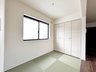 男里４（尾崎駅） 1980万円～2480万円 リビングと別にゆったり使える畳コーナーは家族団欒や来客用、趣味や家事のスペースとして様々なシーンで活用できます。