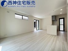 加古川市　新築戸建　【一戸建て】 1階のLDK16帖でございます。広さゆったりございますのでお好きな家電や家具を置いていただけます。現地（2023年6月17日）撮影
