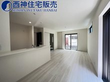 加古川市　新築戸建　【一戸建て】 1階のLDK16帖でございます。人気のカウンターキッチンからは室内が見渡せますのでご家族様の様子が伺えます。現地（2023年6月17日）撮影