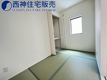加古川市　新築戸建　【一戸建て】 1階の和室3.5帖でございます。収納付きですので日用品など豊富に収納可能です。現地（2023年6月17日）撮影