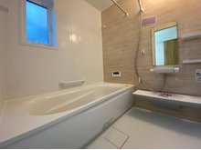 FIRST TOWN　生駒市松美台　第８期　限定１邸　【一戸建て】 現地写真（浴室） 浴室暖房乾燥機付き。１坪タイプで広々です。
