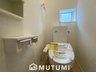 Cradle　garden　奈良市中山町　第１０期　全４邸　【一戸建て】 現地写真（トイレ） 汚れてもサッとひと拭きでお手入れ簡単、エコ仕様の温水洗浄便座付きのトイレです。 バリアフリーにも配慮しています。
