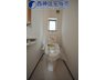 押部谷町栄（栄駅） 2290万円・2390万円 1階のトイレです。使いやすさにこだわったシャワートイレを採用しております。後方には小窓がついており換気良好です。現地（2024年1月27日）撮影