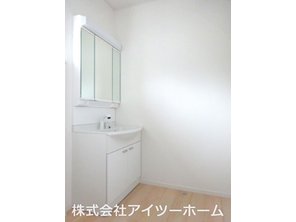 クレイドルガーデン桜井市河西第１　【一戸建て】 たっぷりの収納を設けたシャワー付洗面台！機能性に優れ、お手入れも楽々です♪