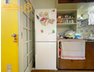 グランドシャトー西明石 壁付けキッチンで背面も広々とお使い頂けます。 冷蔵庫スペースもキッチン横にあり、すぐに食材を取り出せて便利ですね。