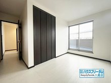 東大阪市衣摺１丁目　【一戸建て】 洋室床材のデザインはシンプルなデザインを採用しておりますので、家電や家具などの色味が合わせやすくなっておりますので非常に便利ですね♪ ご家族でのインテリアをお楽しみ頂けます♪