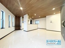 東大阪市衣摺１丁目　【一戸建て】 リビング床材のデザインはシンプルなデザインを採用しておりますので、家電や家具などの色味が合わせやすくなっておりますので非常に便利ですね♪ ご家族でのインテリアをお楽しみ頂けます♪
