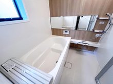 笠松２（りんくうタウン駅） 2998万円 マルチステップ仕様のバスルームはお子様との入浴にも使いやすい！小窓付きで入浴後や掃除の際の換気もスムーズです