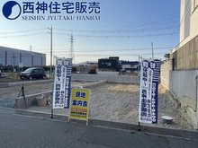 東神吉町神吉 2680万円 駐車スペース　2台可。前面道路と高低差が無くお車の駐車も楽々です♪現地（2022年11月8日）撮影