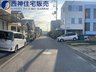 東神吉町神吉 2680万円 前面道路は約6メートルの幅員がございます。交通量は少なめです。現地（2022年11月8日）撮影