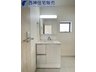 東神吉町神吉 2180万円 洗面化粧台は三面鏡付きのハンドシャワー水栓です。現地（2023年3月12日）撮影