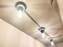 旭コーポC棟 裸のエジソン球がやわらかい光を室内に満たしてくれます。 室内（2024年1月）撮影