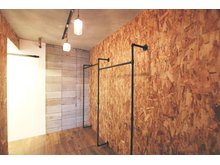 旭コーポC棟 ファミリーCLはOSB張。暮らしながら必要に応じて棚などを追加可能。照明を設置できるダクトレール付き。お客様のライフスタイルに合わせて自由にお使いください。 室内（2024年1月）撮影