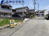 尾上町養田（尾上の松駅） 1080万円 前面道路は南側に約5.4メートルの幅員となります。交通量は比較的少なめです周辺は落ち着きのある住宅地です。現地（2022年5月28日）撮影