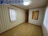 名谷町 2280万円 2階約6.5帖の洋室です。南・北の二面採光のお部屋です。東側の小窓からはリビングが見下ろせます。現地(2024年4月9日)撮影
