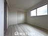 石田町 2780万円 現地写真（寝室） 木目の美しさを際立たせるシンプルデザインの建具を使用しています。