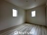 石田町 2780万円 現地写真（洋室） 木目の美しさを際立たせるシンプルデザインの建具を使用しています。