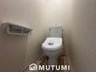石田町 2780万円 同仕様写真（トイレ） 汚れてもサッとひと拭きでお手入れ簡単、エコ仕様の温水洗浄便座付きのトイレです。 バリアフリーにも配慮しています。