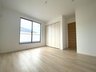 川上町（近鉄奈良駅） 3380万円・3480万円 現場写真（寝室） 木目の美しさを際立たせるシンプルデザインの建具を使用しています。