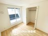 大橋町（播州赤穂駅） 1980万円 現地写真(寝室) 木目の美しさを際立たせるシンプルデザインの建具を使用しています。