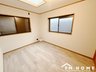 千代田町（高槻市駅） 4280万円 ■現地洋室写真■ 床、壁紙が新品で綺麗お部屋で、気持ち良い毎日が送れます♪