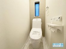 東大阪市大蓮南１丁目　【一戸建て】 トイレは1階と2階にありますので、ご家族が多い方などには助かりますね♪ また小窓がありますので、外の空気の入替の換気などに良いですね☆ 1階は嬉しいウォシュレット付きになります♪