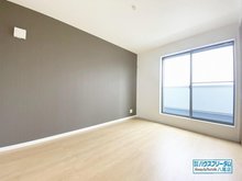 東大阪市大蓮南１丁目　【一戸建て】 洋室床材のデザインはシンプルなデザインを採用しておりますので、家電や家具などの色味が合わせやすくなっておりますので非常に便利ですね♪ ご家族でのインテリアをお楽しみ頂けます♪
