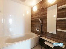 パサパはなぞのマンション 浴室はリフォーム済となっております♪ 近年のユニットバスの仕様になりますので、お手入れやお掃除などが楽々ですよ☆ また棚もついておりますので、小物関係を置いて頂くが出来ます♪