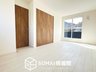 飾西（余部駅） 2490万円 現地写真(寝室) 木目の美しさを際立たせるシンプルデザインの建具を使用しています。
