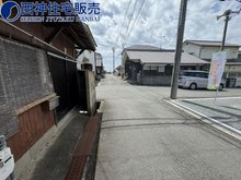 大久保町西島（西江井ケ島駅） 1480万円 前面道路は南側幅員約6ｍと東側幅員約4ｍに面する二法道路となっております。陽当たりが良く開放感があります。 現地（2024年4月16日）撮影