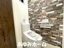 南野口町（大和田駅） 2980万円 【１号棟トイレ写真】 節水型ウォシュレットが２か所あり、安心ですね♪おしゃれなクロスでシックな内装です♪