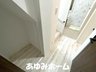 南野口町（大和田駅） 2980万円 【２階階段廊下写真】 階段下にもうれしい収納があり♪うれしい収納です♪