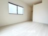 伊川谷町有瀬 2780万円 現地写真（寝室） 木目の美しさを際立たせるシンプルデザインの建具を使用しています。
